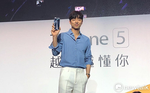 孔劉現身＋全白新色手機登場！孔太太們嗨翻(影)