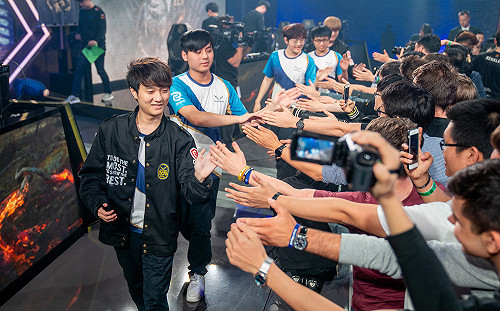 英雄聯盟洲際賽》開幕就超刺激 閃電狼將迎戰RNG！