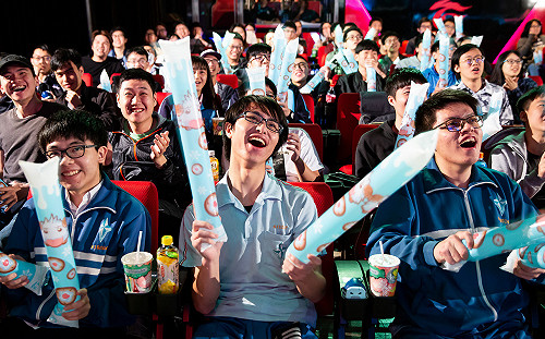 英雄聯盟洲際賽》佛心公司！電競館免費看轉播