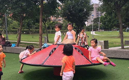 遊戲場有飛碟出沒！樂活公園再現新奇遊具超吸睛
