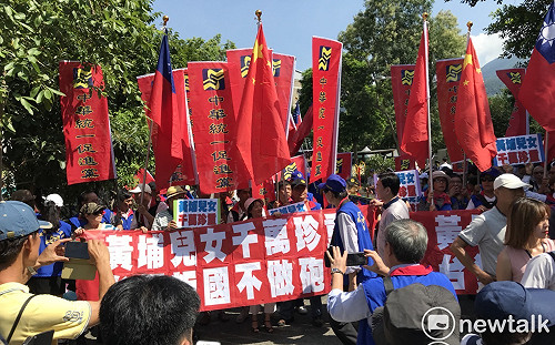 蔡總統出席三軍六校畢業典禮  500公尺外統促黨、拔菜團體抗議