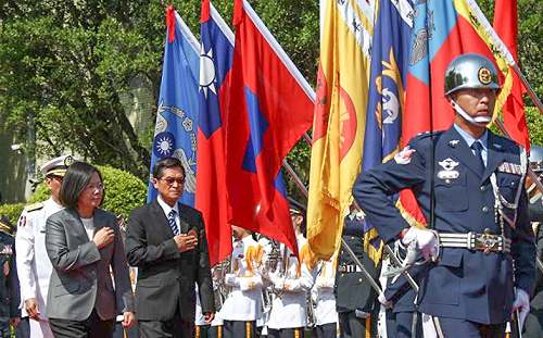 畢業快樂！蔡英文：往前衝，你們都是國軍的未來