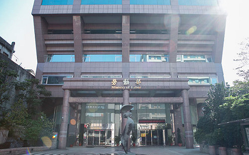 快訊》基本工資調漲拍板 月薪調為23100 時薪變150