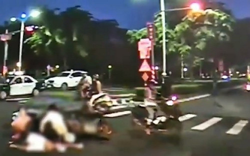 5輛機車連環撞成一團  ５人擦傷無大礙