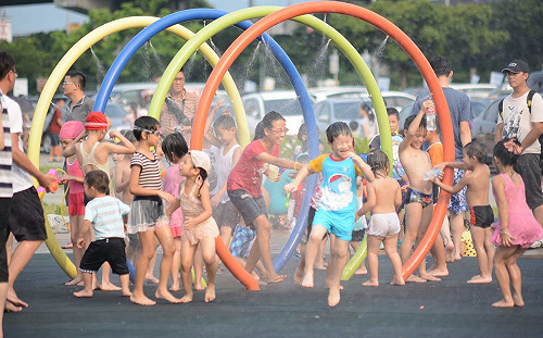 暑假限定！大佳河濱公園平日加碼噴水玩到翻