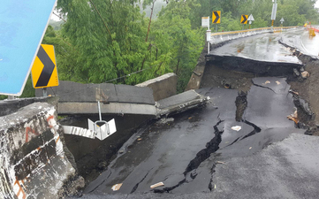 月世界路塌了! 連日大雨台28線24K路面破大洞