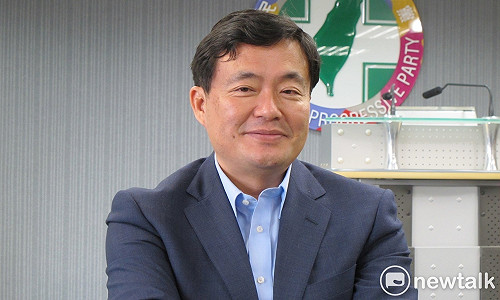 貌似張榮味！？洪耀福戲稱：最近不能出國會被限制出境