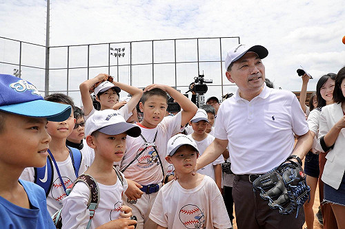 若當年披綠袍參選會被藍打更慘？侯：洪耀福的話  聽聽就好