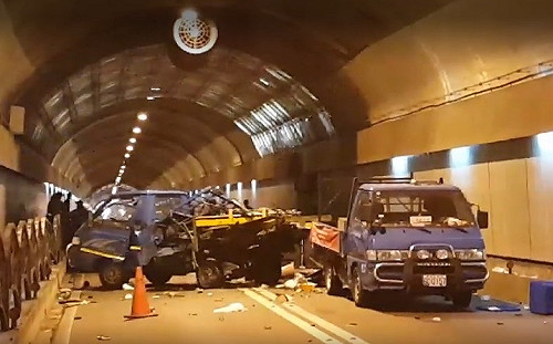 藍寶堅尼撞工程車 自強隧道重大車禍2死3重傷