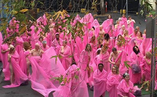 頂著寒風裸體拍照  澳洲500人為藝術褪衣