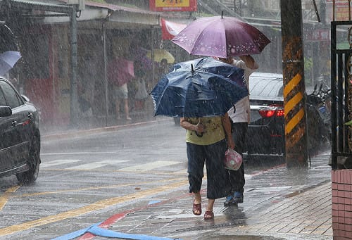 颱風來襲要冒險工作？勞動局：勞工可行使「退避權」  