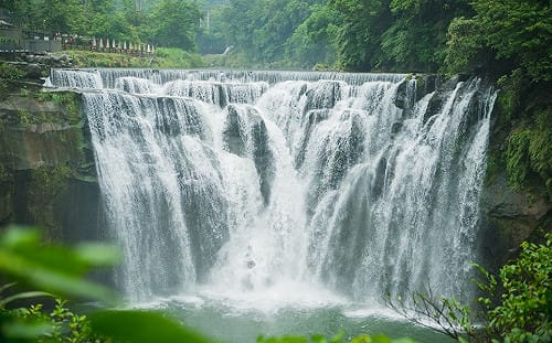 賞美景先且慢！颱風來襲十分瀑布下午1:30分停止入園
