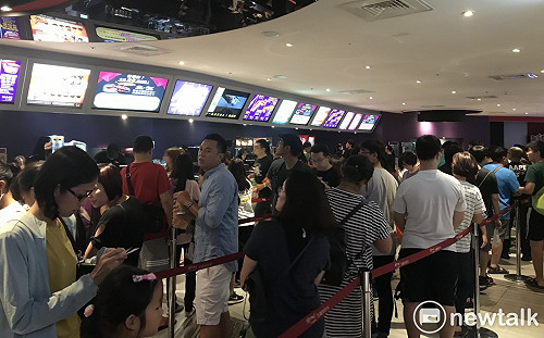 賺到颱風假  桃市百貨賣場電影院滿滿人潮