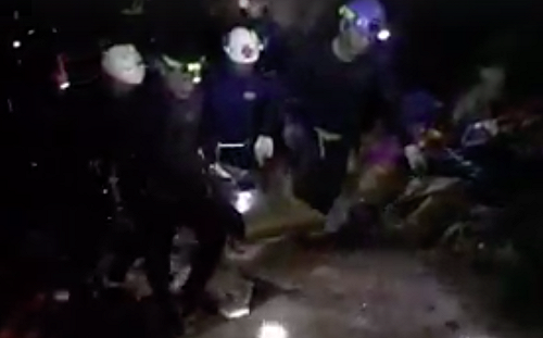 泰國受困學童虛弱無法自己游 救難人員特殊擔架抬出 (影)