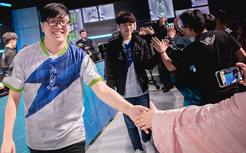 《英雄聯盟》六都爭霸決賽上演世代爭霸  前世界冠軍PK全大運冠軍