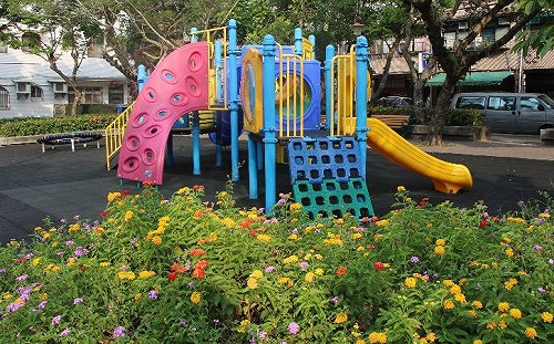 公園花香蝶繞有秘訣？原來是他們佛心幫大忙