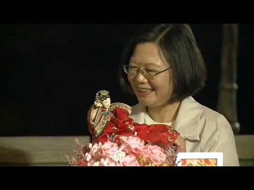 賣完水果玩布袋戲！原遊會蔡總統學操偶  少女心大爆發