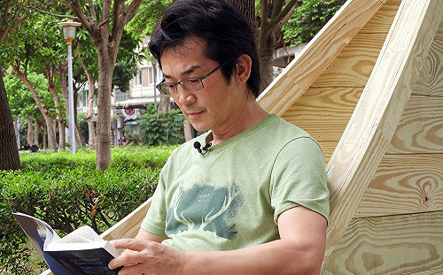 公園居然有方舟圖書館！連「他」也來這享受閱讀美好