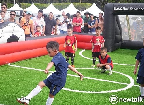 世足冠軍之夜今晚在凱道！超萌足球小現身尬球技