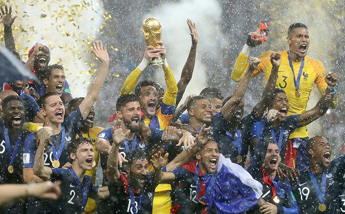 睽違20年再奪大力金盃  法國民眾嗨翻!