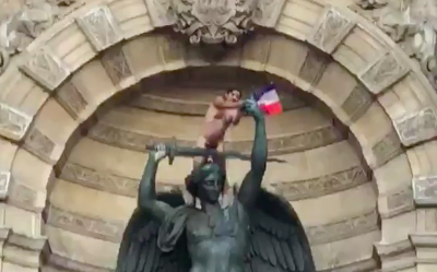 睽違20年法國世足奪冠 球迷嗨到爬上屋頂慶祝 