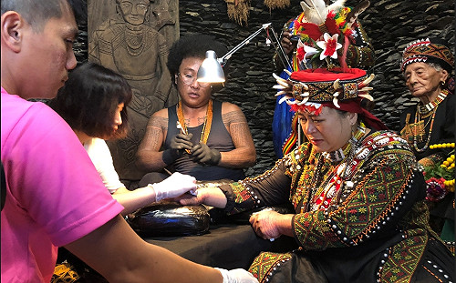 屏東魯凱族部落收穫祭  再現百年紋畫
