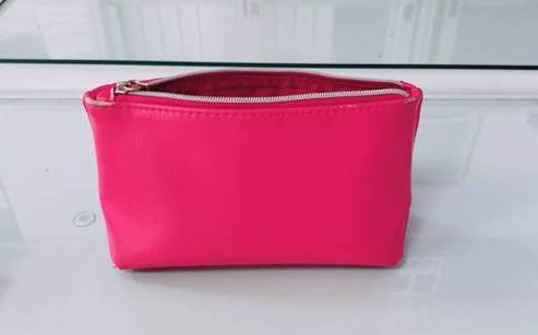 大男人拿粉紅化妝包？ 原來暗藏毒品遭警搜出