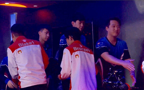 傳說對決AWC》J Team擊退越南戰隊 豪取小組賽首勝