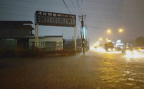 高雄大雨近千戶停電 小港機場跑道破洞起降暫停