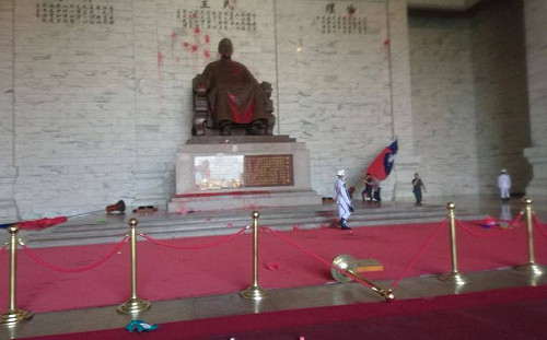 快訊》大溪陵寢潑漆案今開庭  中正紀念堂蔣介石銅像遭獨派丟紅漆抗議
