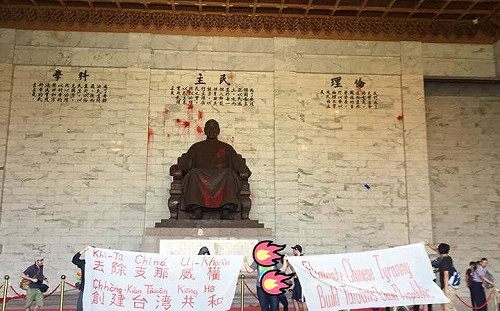 青年獨派潑蔣中正像  國民黨黨團：轉型正義鼓勵的
