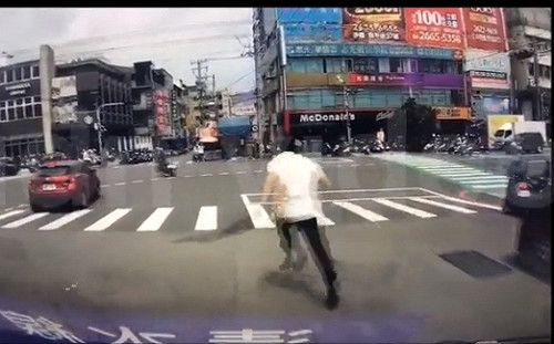 影片直擊》沙鹿合庫搶案  行員無畏追打持槍匪(影)