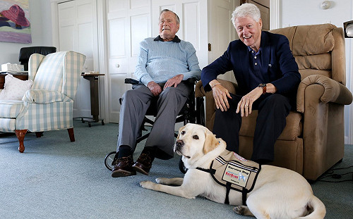 老布希前心臟醫生當街遇刺  警追棒球帽男