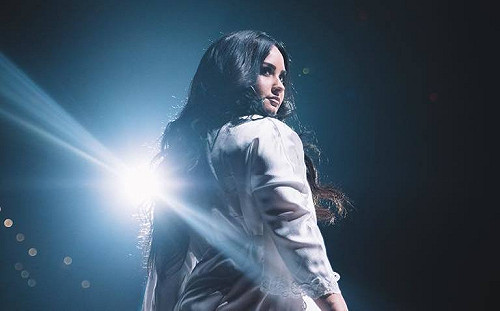 《冰雪奇緣》主唱疑吸毒過量昏迷　送醫救醒