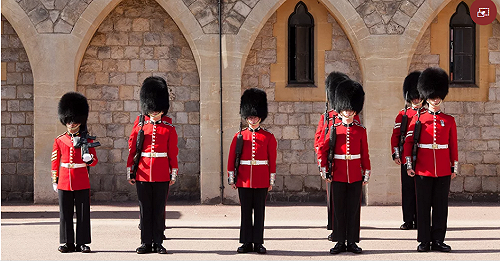 誰教你越線？  英溫莎堡衛兵霸氣推開擋道黃衣大媽