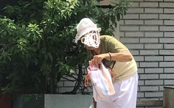 金夭壽！5片餅乾阿婆賣200元　網怒：濫用同情心