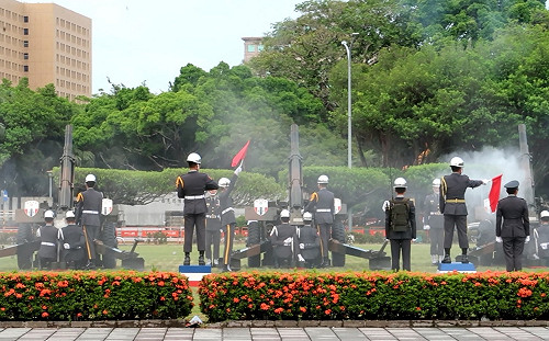 尷尬！軍禮歡迎馬紹爾總統  禮炮卡彈外又多射了1枚(影)