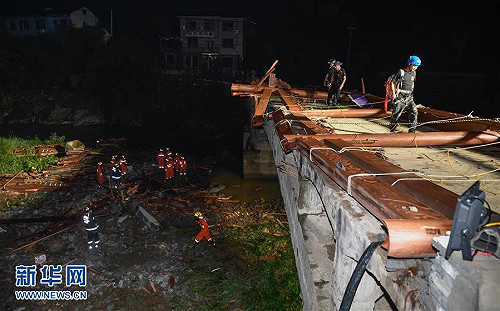 浙江一廊橋倒塌8死  民眾質疑施工品質