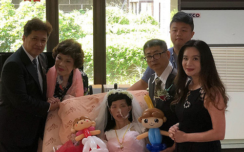 愛情長跑17年 賴謹添病床前娶癌末妻