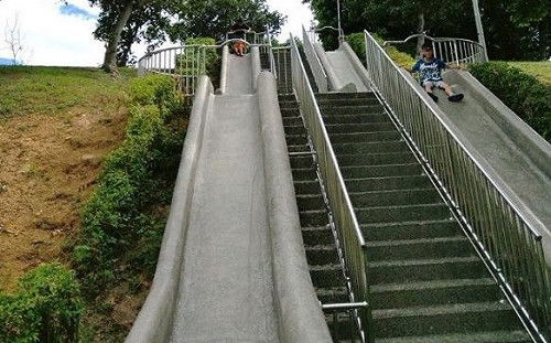 想玩溜滑梯不用乾等！雙層石子滑梯讓你玩得夠