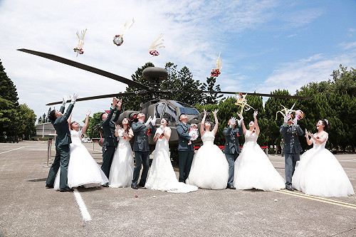 陸軍聯合婚禮  百對新人撒花與阿帕契合影