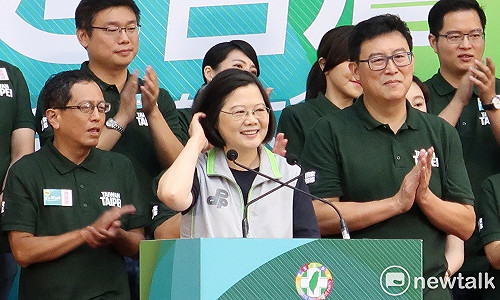 授旗跌一跤  蔡英文：我們最喜歡的國家就是台灣