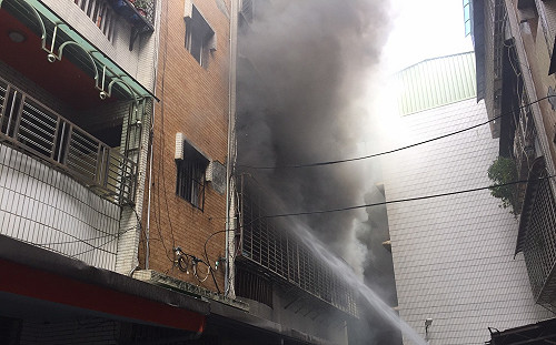 八里民宅大火 母子3命危.1燒燙傷送醫