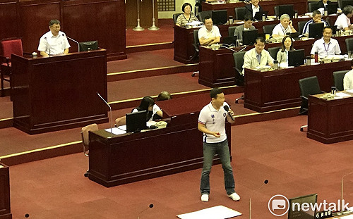 哪招？鍾小平稱關聖帝君託夢  議場擲筊預言柯文哲會選總統  