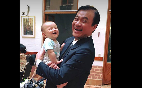 混血孫子曝光！ 蘇嘉全開心PO含飴弄孫照：所有疲憊都消失了