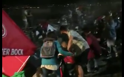 西班牙音樂節太high  平台崩壞百人直接掉落海裡 (影)