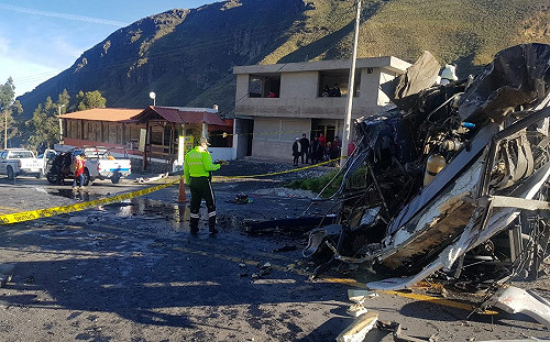 厄瓜多大巴夜奔死亡曲線  撞卡車翻覆24死