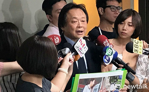 柯P嗆指控要有證據！王世堅亮照片再批柯公車上班秀