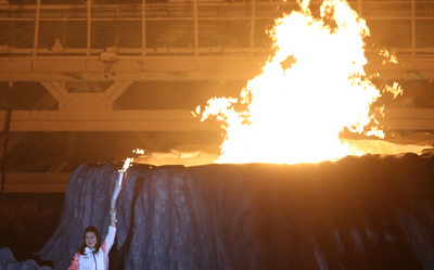 印尼羽壇傳奇王蓮香點聖火  掀亞運開幕式高潮