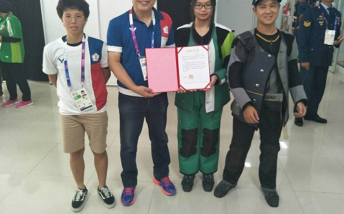 亞運》台灣首金！10米空氣步槍呂紹全、林穎欣破紀錄奪金